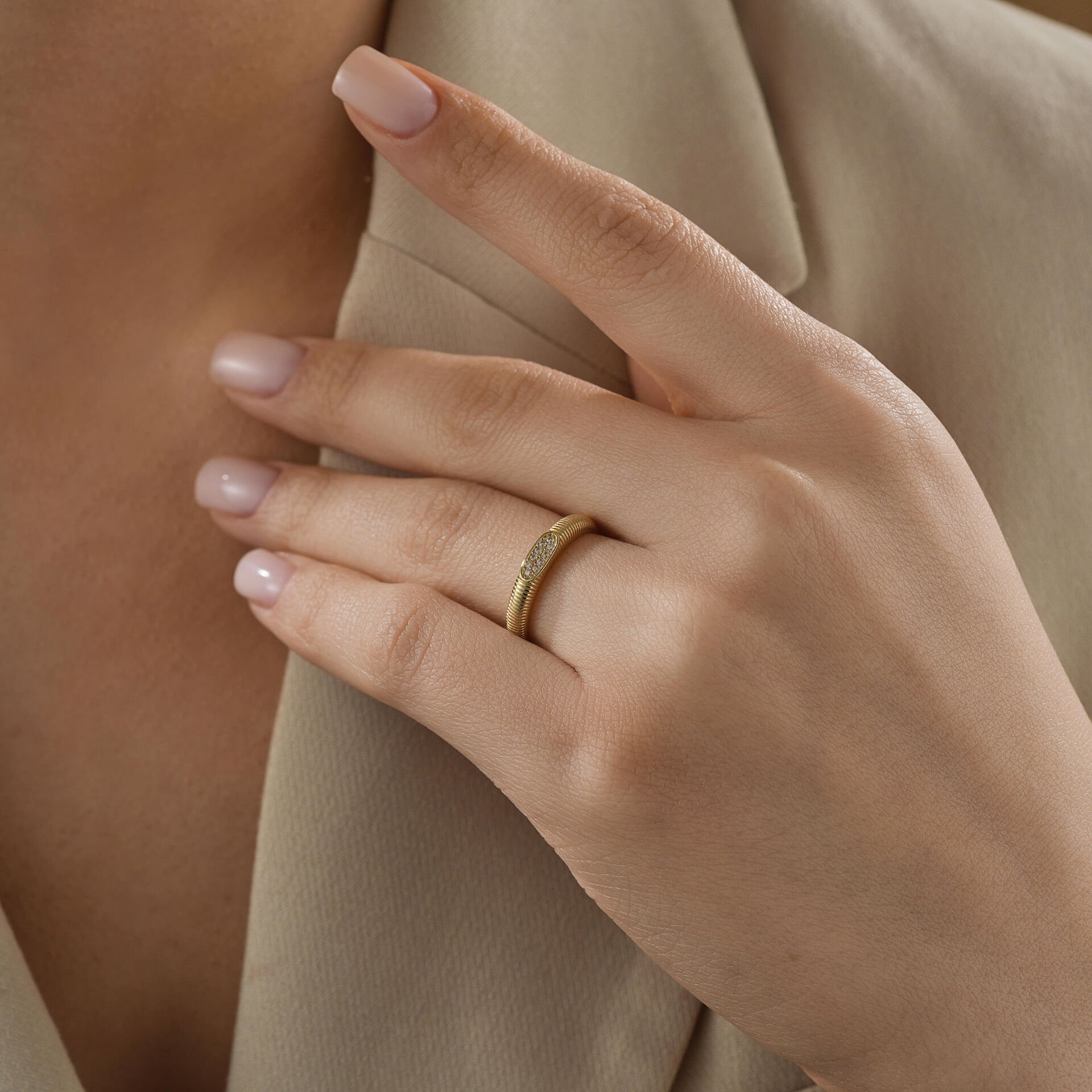 Desenli Taşlı Yüzük