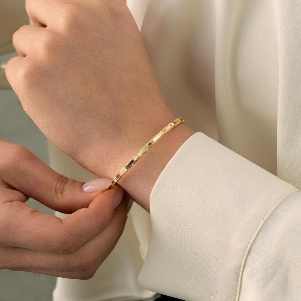 Dalgalı Ajda Kelepçe