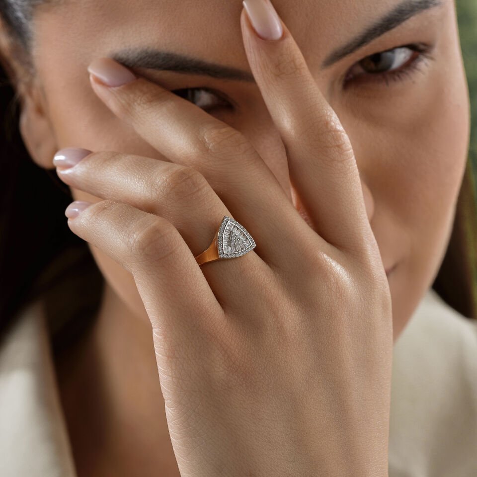 Üçgen Taşlı Yüzük