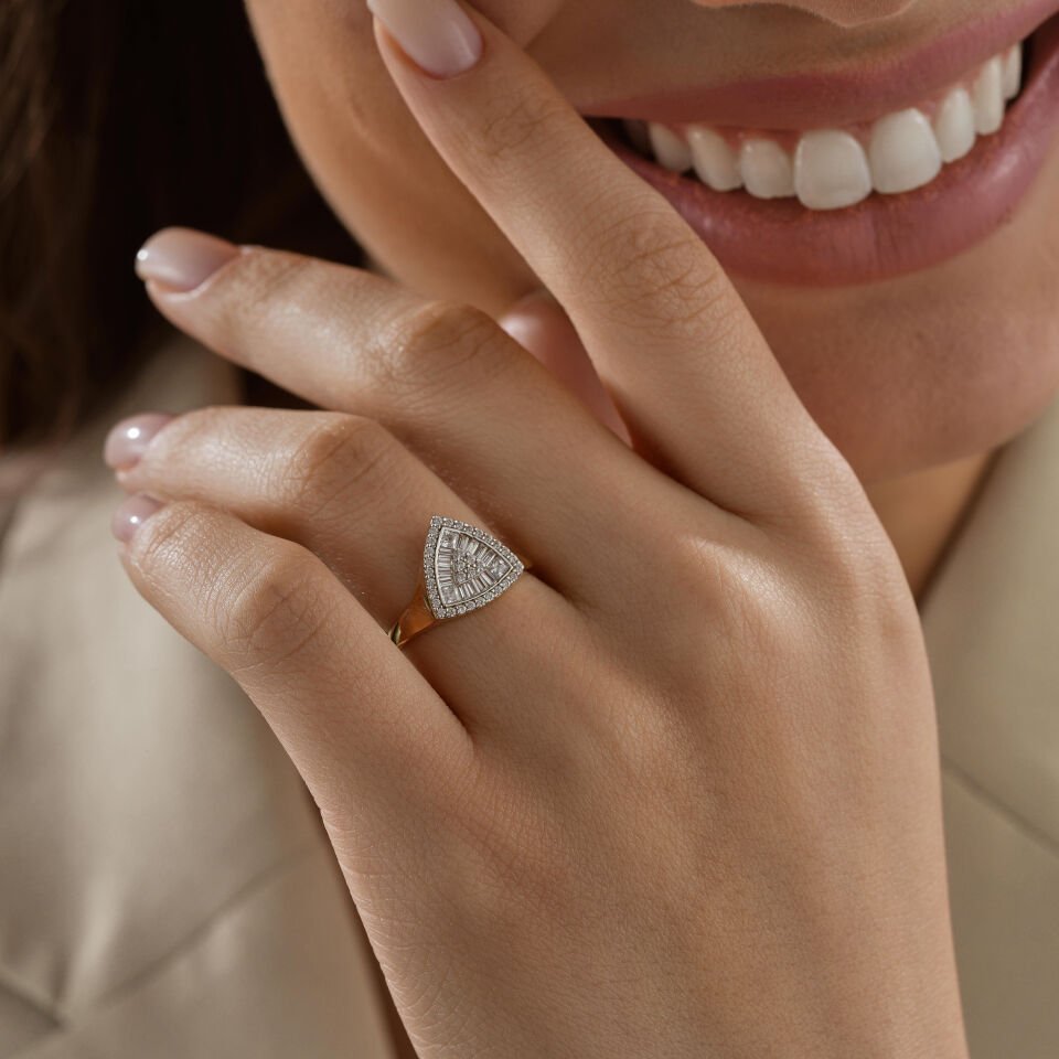 Üçgen Taşlı Yüzük