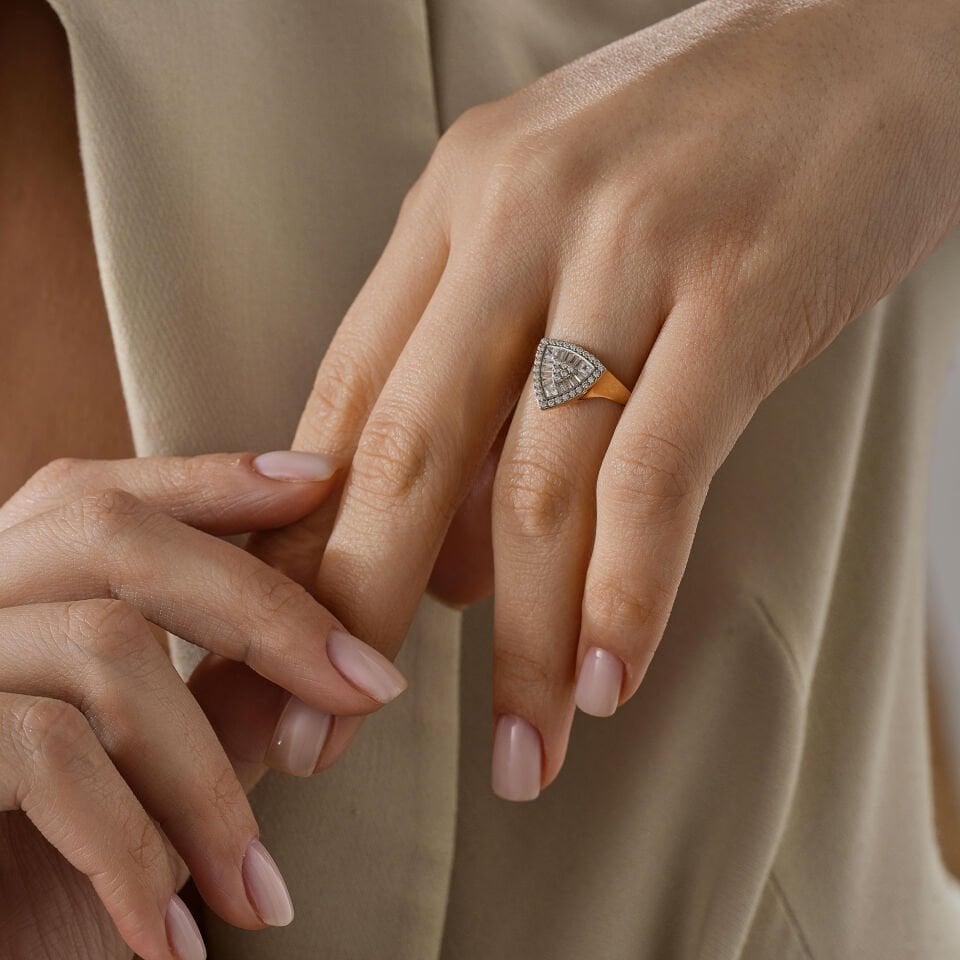 Üçgen Taşlı Yüzük